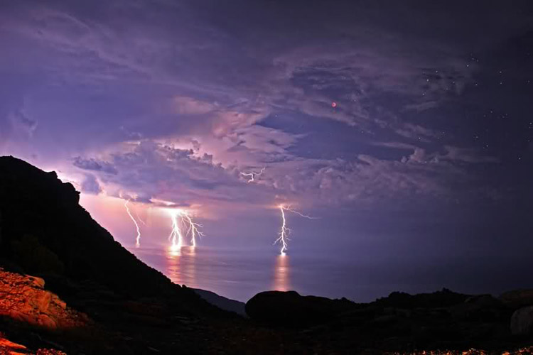 Lightning and thunderstorms in the sky